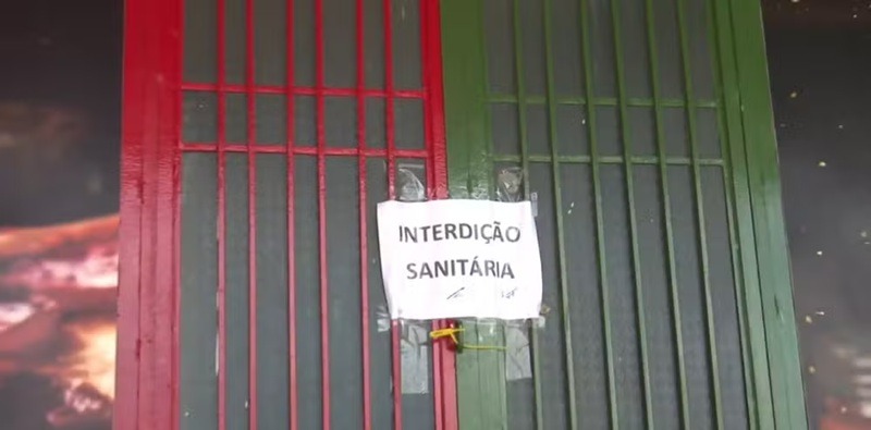 Mulher morre e mais de 100 pessoas vão a hospital após comerem em pizzaria