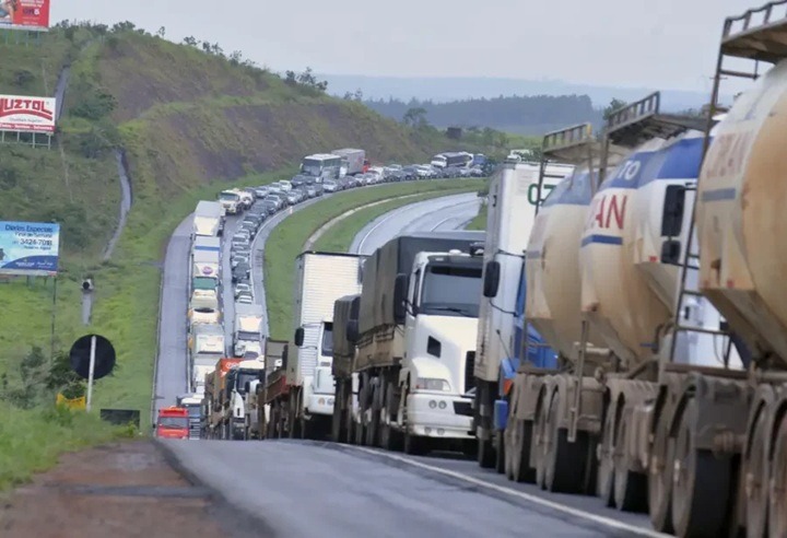 Caminhoneiros articulam paralisação nacional após alta dos combustíveis