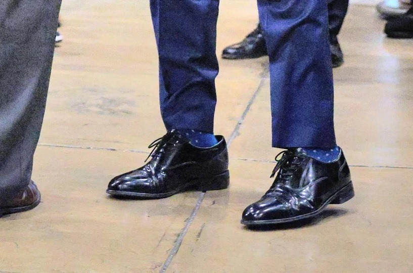 Donald Trump dá sapatos com número errado para aliados, eles usam e viram meme
