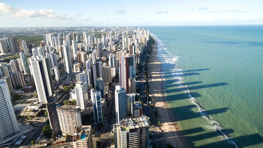 Com 300 dias de sol e 34 km de orla no litoral, a Terra da Luz é o destino nº...
