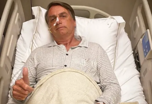 Bolsonaro permanece internado em UTI e apresenta evolução clínica, informa boletim