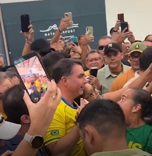 VÍDEO: Flávio Bolsonaro é ovacionado por apoiadores no Aeroporto de Natal