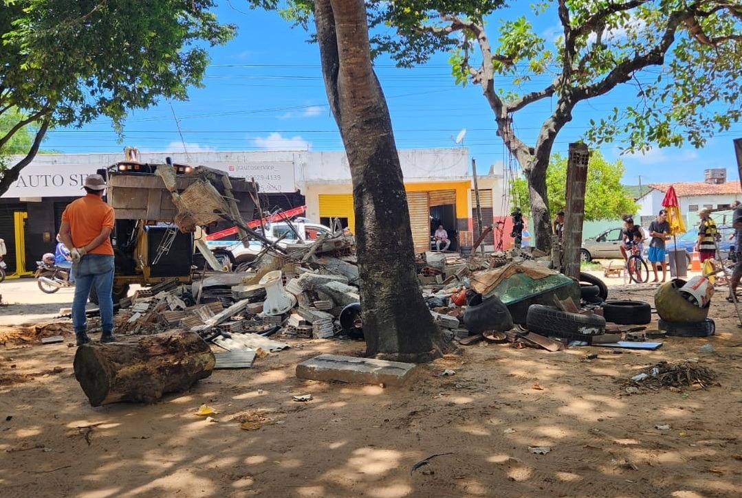 Fiscalização remove borracharia irregular em área verde na zona Sul de Natal