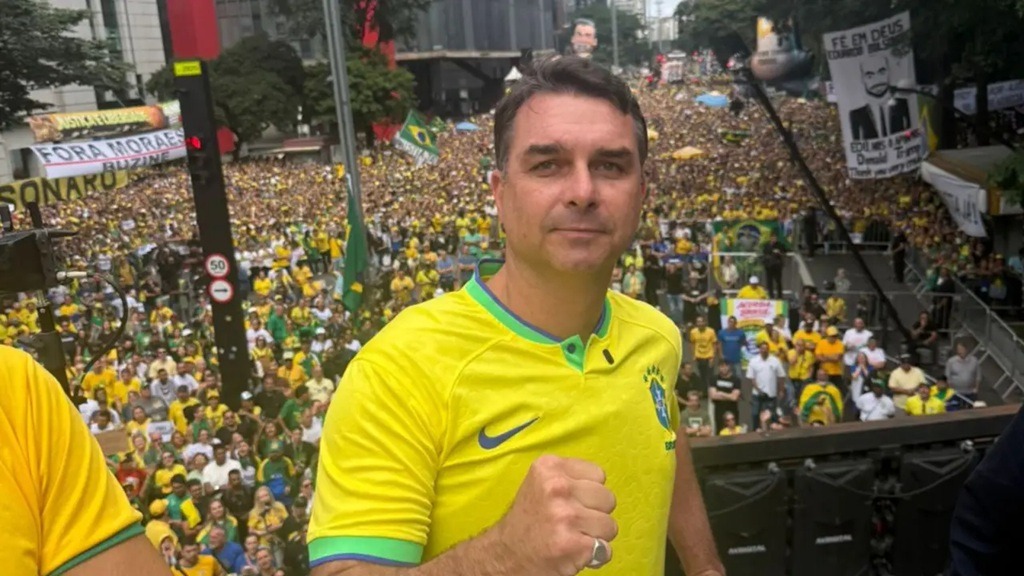 Flávio Bolsonaro deve ter três vezes mais palanques que o pai nas eleições de 2026