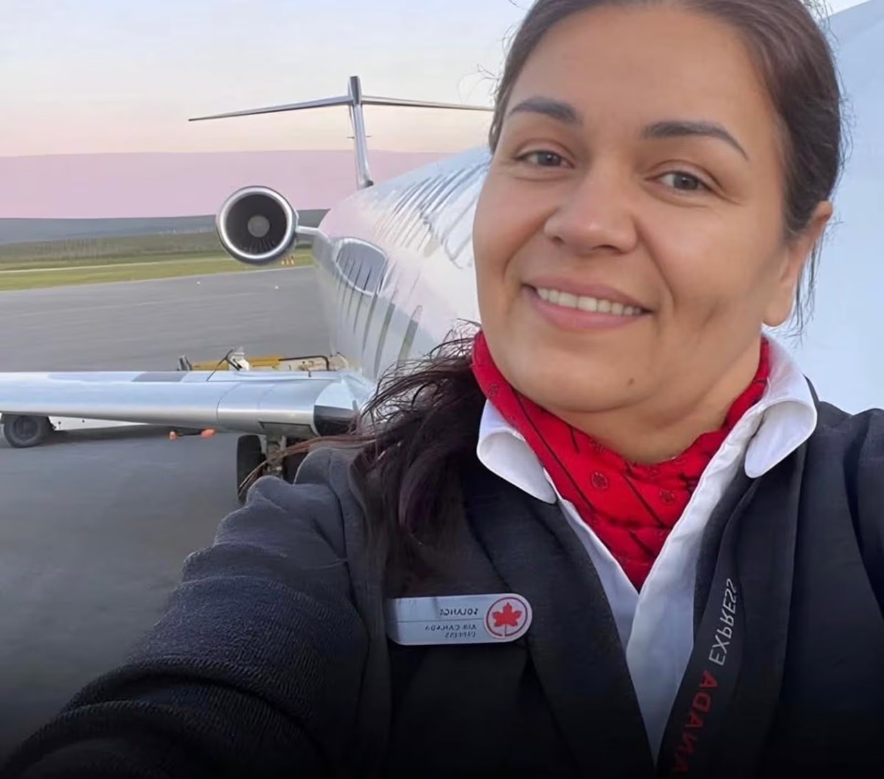 Comissária arremessada a mais de 100 metros do avião é encontrada viva presa ao assento