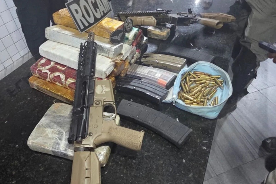 Polícia apreende fuzis, munições e drogas durante patrulhamento em Mãe Luíza