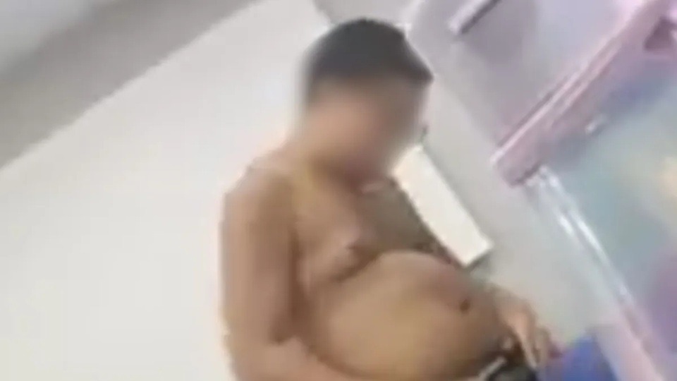 VÍDEO: jovem assiste aula sem camisa, é repreendido pela professora e tira a calça