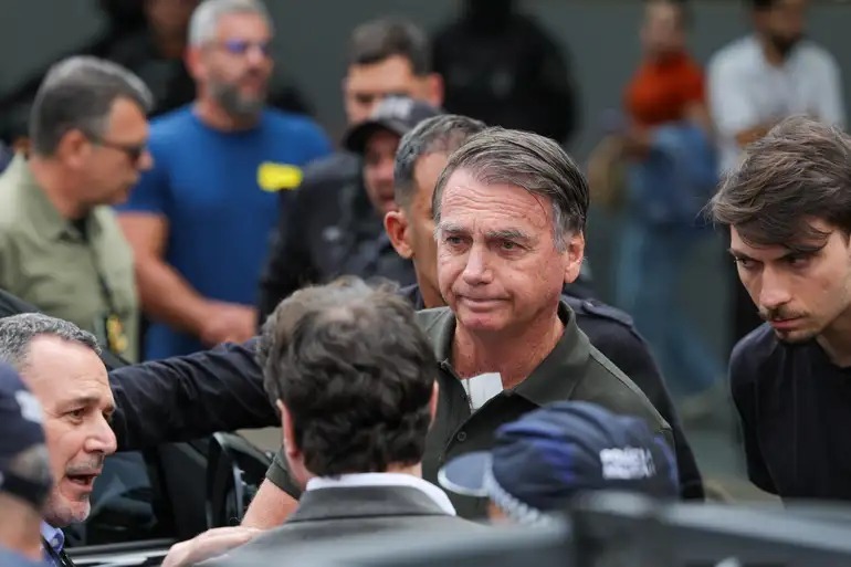 Bolsonaro recebeu com satisfação notícia de prisão domiciliar, diz médico