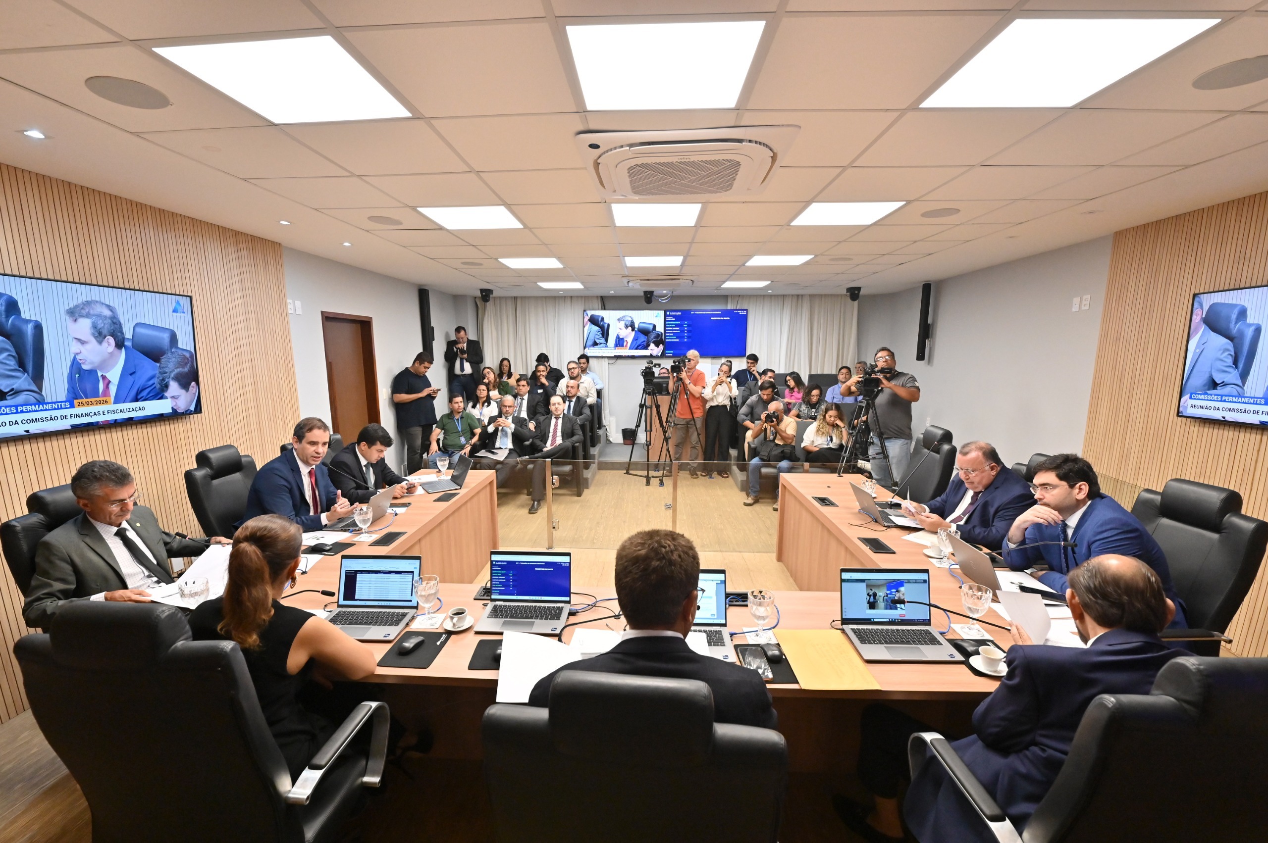 Cadu Xavier diz que não há registro de servidores negativados por atraso em consignados; deputado rebate secretário