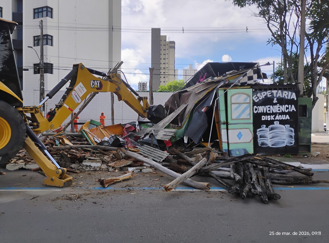 Prefeitura remove estrutura abandonada em canteiro central na Av. Campos Sales