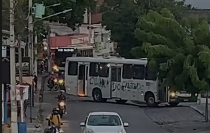 Suspeitos tentam incendiar ônibus e deixam pichação contra o Estado