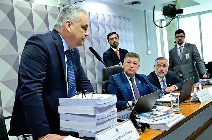 Leitura de relatório da CPMI do INSS tem bate-boca entre Gaspar e Lindbergh