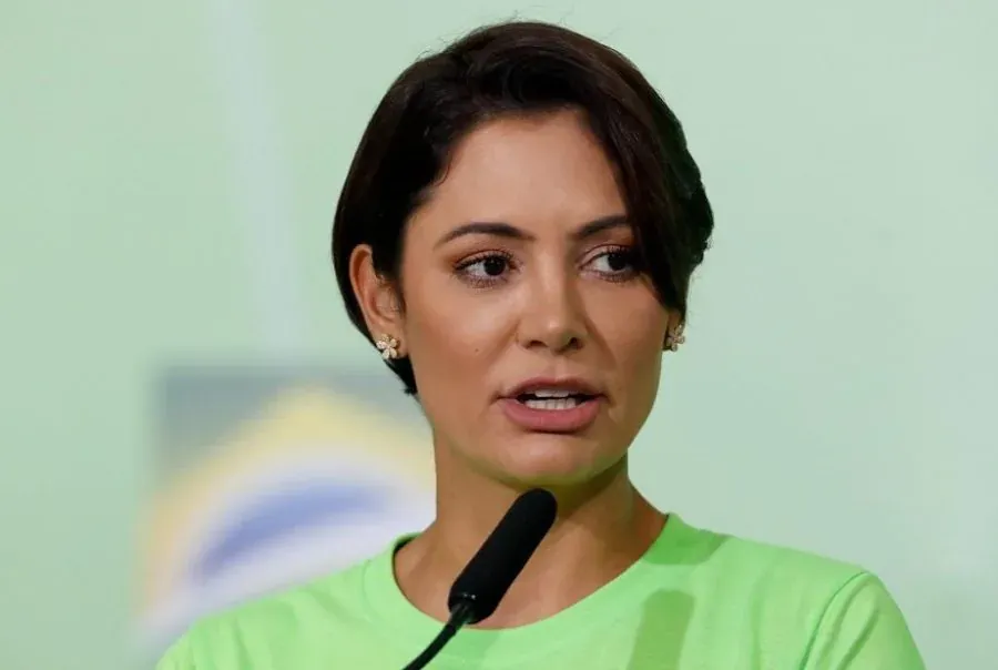 Michelle evita falar sobre futuro eleitoral e diz que prioridade é cuidar de Bolsonaro: “Política zero”