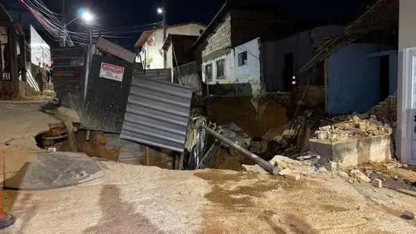 Cratera provoca desabamento de casa e deixa imóveis com rachaduras em Natal