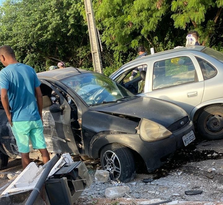 Motorista embriagado e sem CNH perde controle de carro, derruba poste, atinge outro veículo e trava trânsito na Ponte de...