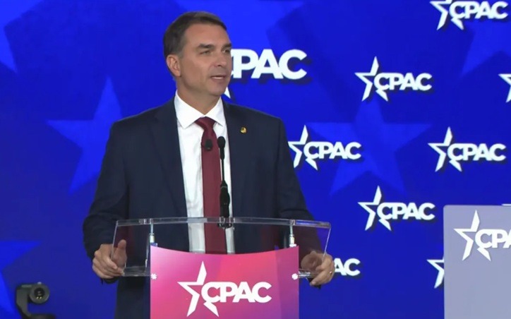 Flávio Bolsonaro diz em evento nos EUA que Lula protege dois maiores cartéis de drogas do Brasil