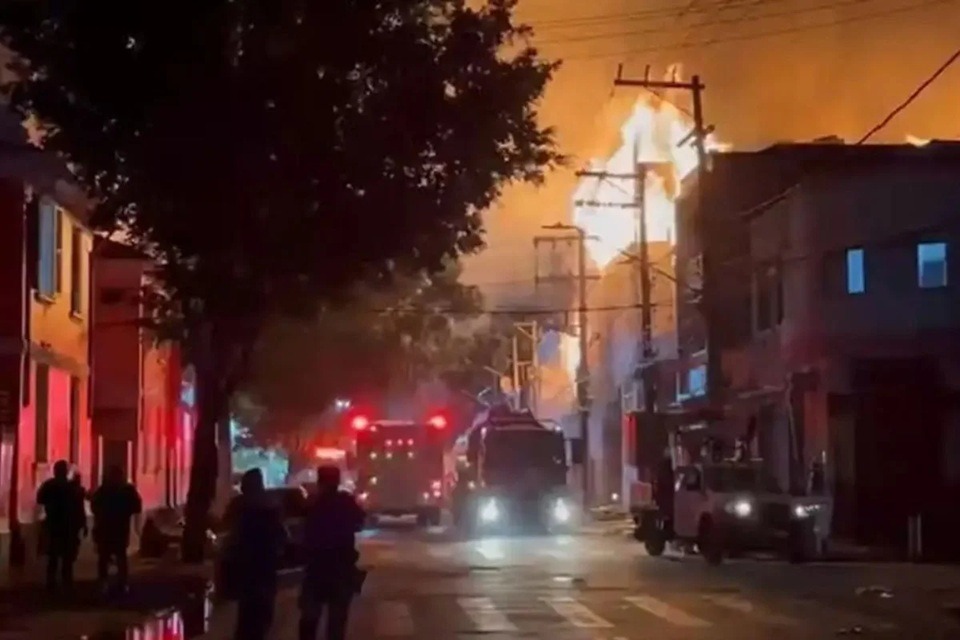 Incêndio de grandes proporções atinge fábrica no Brás, em SP
