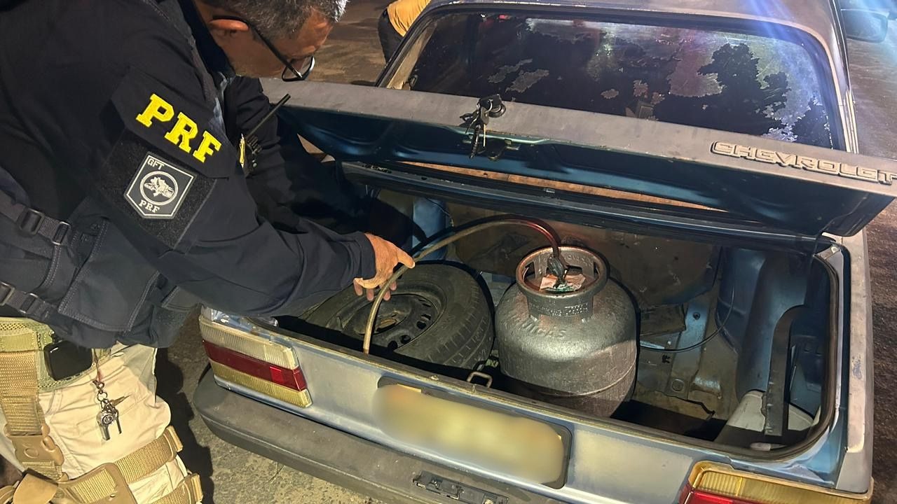 PRF apreende carro com botijão de gás ligado ao motor no interior do RN