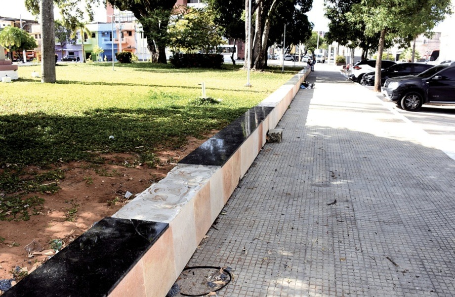 Praça Augusto Severo tem peças de revestimento arrancadas por vândalos