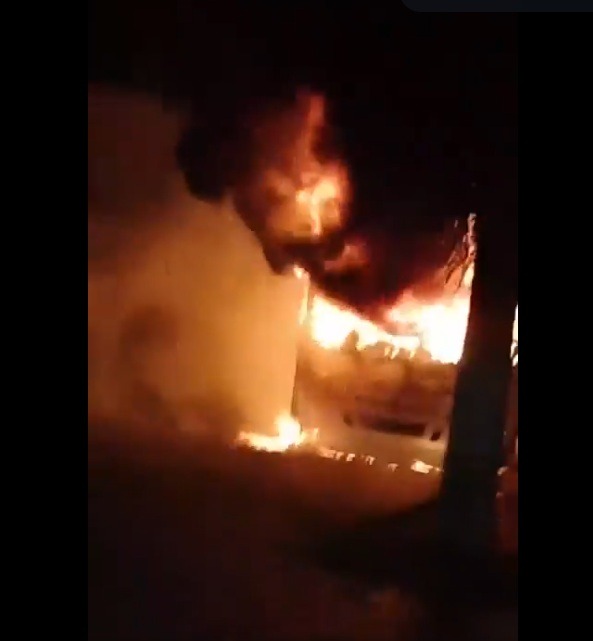 VÍDEO: Facção criminosa incendeia dois ônibus em Natal após morte de integrante em confronto com a PM
