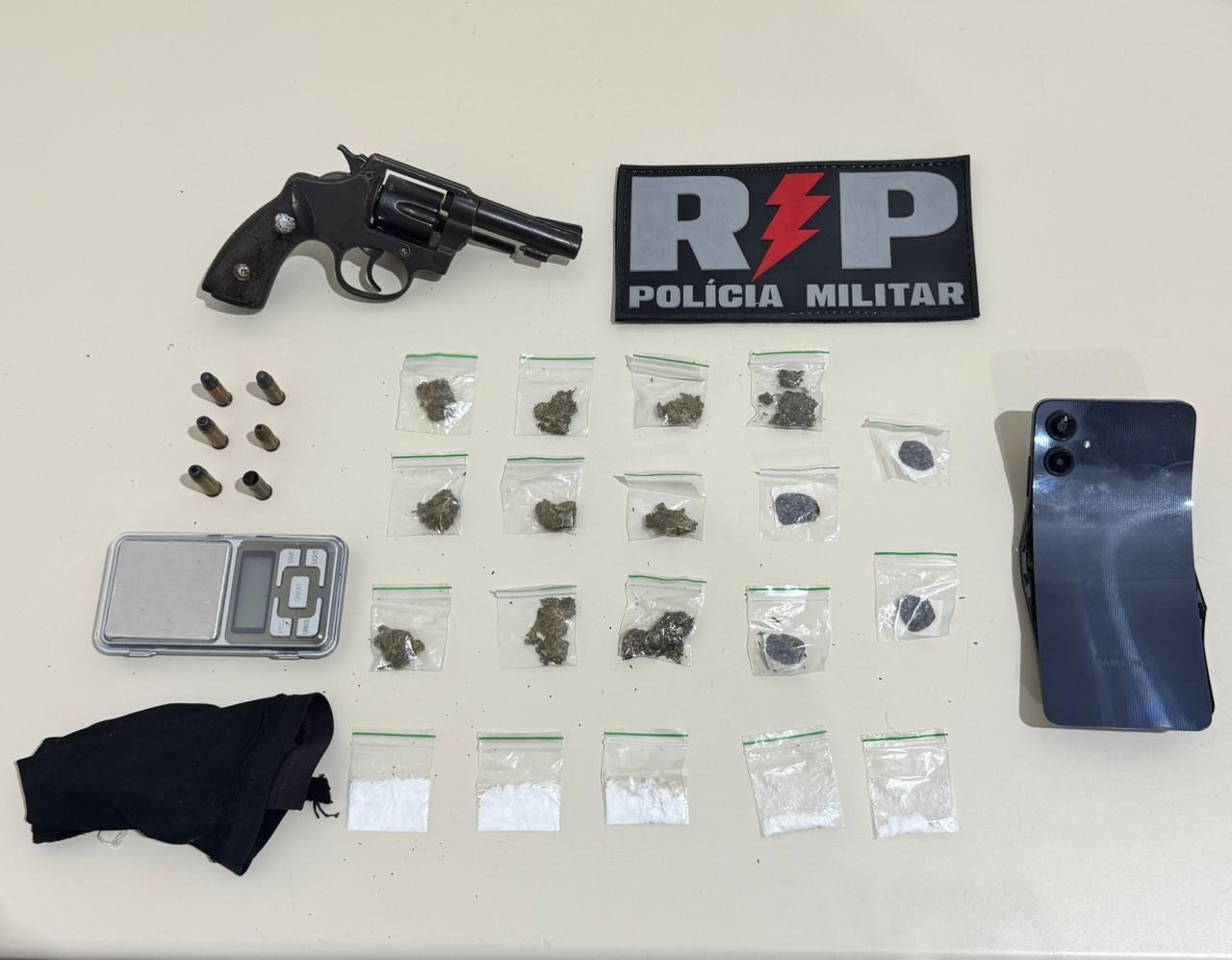 PM prende homem por tráfico de drogas e posse ilegal de arma de fogo em Natal