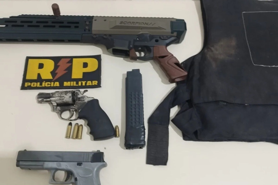 Foragido da justiça é preso com submetralhadora, armas e colete balístico em Natal