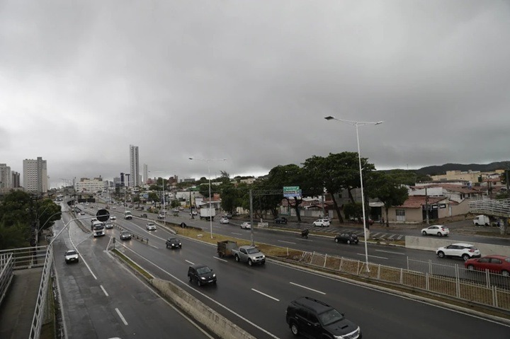 Chuvas provocam alagamentos em Natal; confira trechos