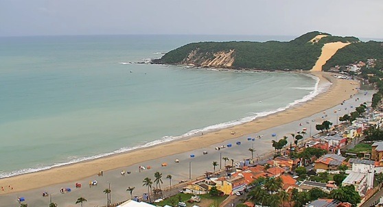 Após chuvas intensas, faixa de areia em Ponta Negra fica alagada