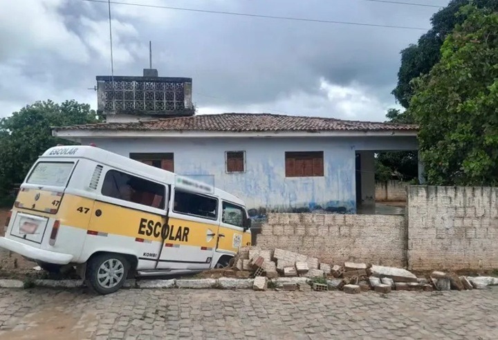 Kombi escolar derruba muro e deixa criança ferida após acidente em Ceará-Mirim