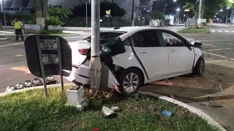 Acidente na madrugada deixa cruzamento das avenidas Prudente de Morais e Nevaldo Rocha sem semáforos 