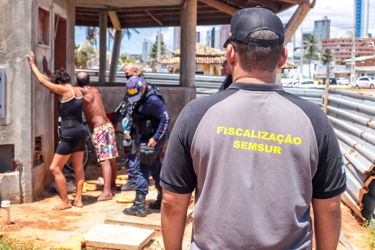 Quiosques usados como moradia são desocupados na Praia do Meio, em Natal