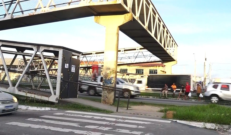 Passarela na BR-101 é interditada quatro dias após mulher cair; pedestres atravessam pela pista