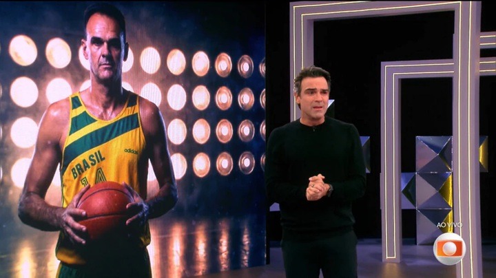 Emocionado, Tadeu Schmidt apresenta BBB após morte de Oscar e faz homenagem ao irmão ao vivo; ASSISTA