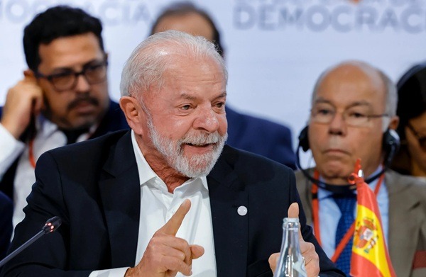 Lula: 'Nenhum presidente, por maior que seja, tem direito de impor regra aos outros países'