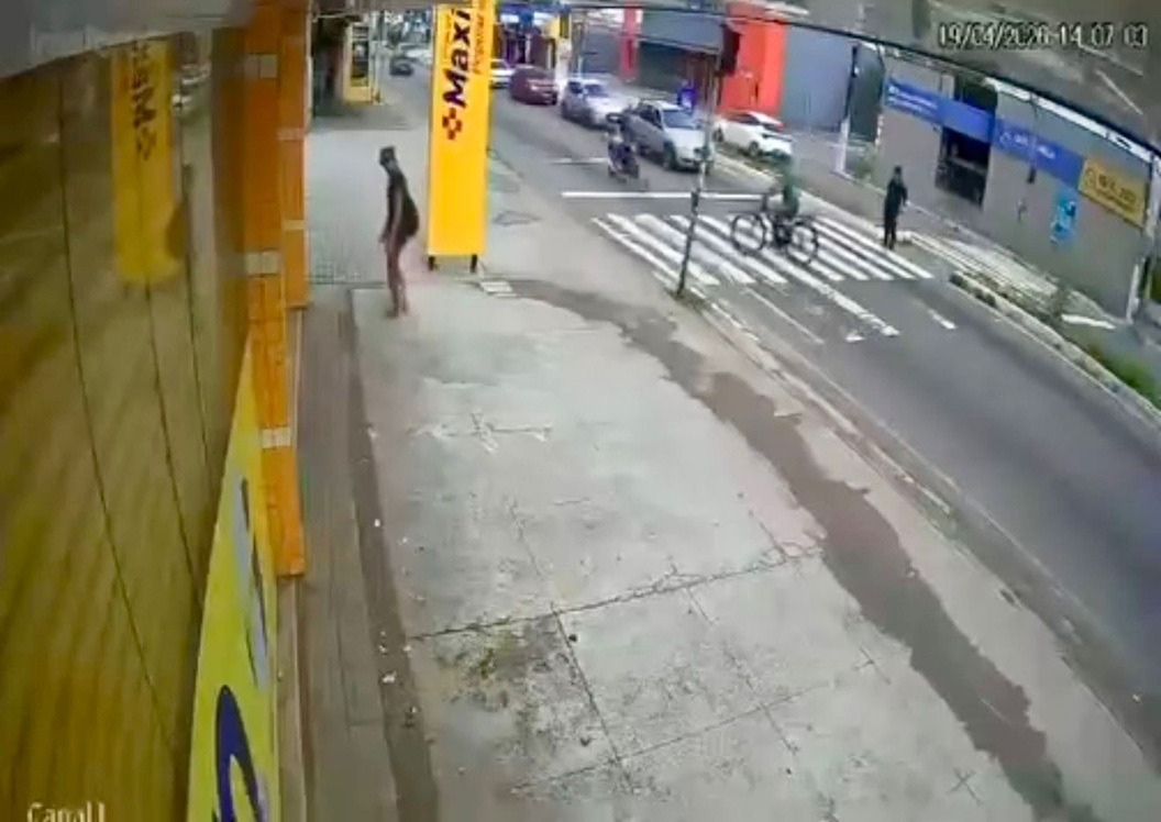 VÍDEO: Motociclista atropela ciclista em faixa de pedestres na zona Norte de Natal