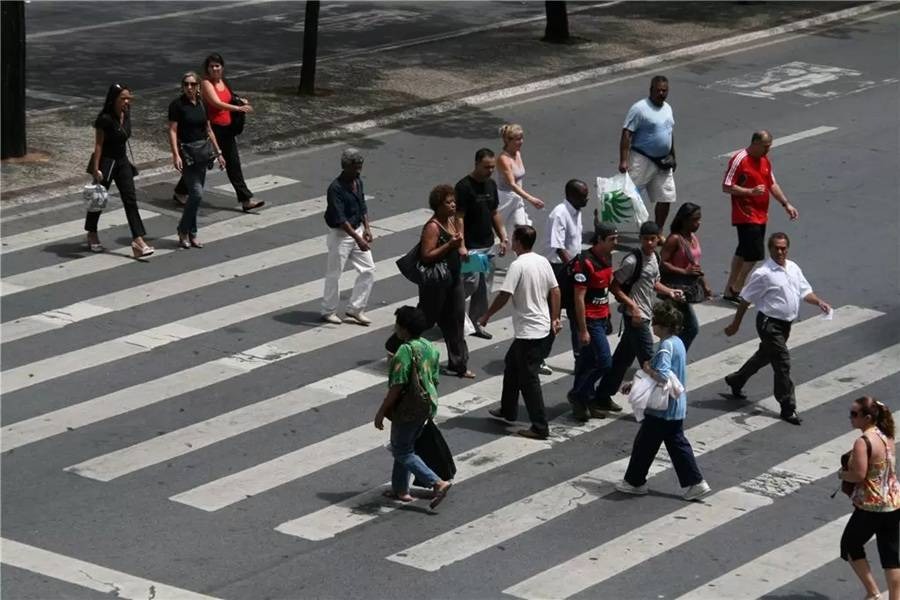 Câmara aprova projeto que muda regras para travessias de pedestres no Brasil