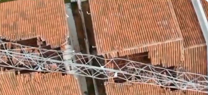 VÍDEO: Antena de telefonia de 42 metros cai sobre casas em Extremoz