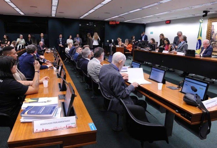 Comissão da Câmara dá aval à proposta que acaba com a escala 6×1