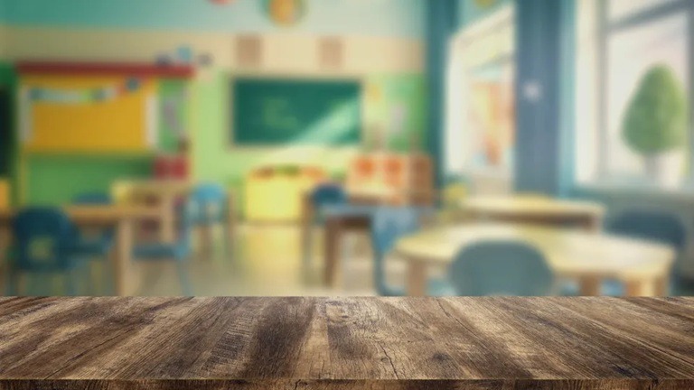 Professora corta cabelo de alunas em sala, e caso gera escândalo