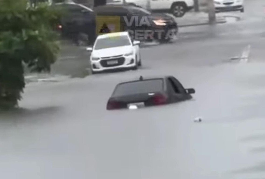 Caos em Natal: chuvas deixam ruas alagadas e carros boiando; veja imagens