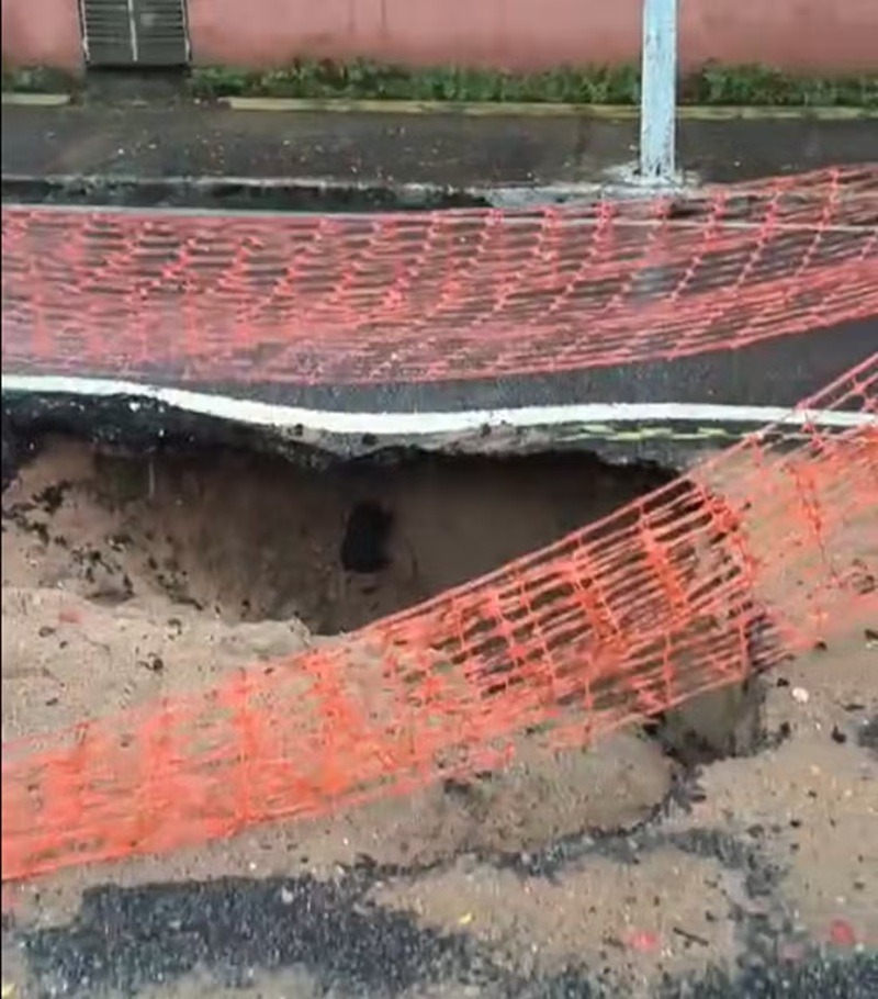 Trecho da Avenida Romualdo Galvão, em Natal, é interditado por causa de cratera