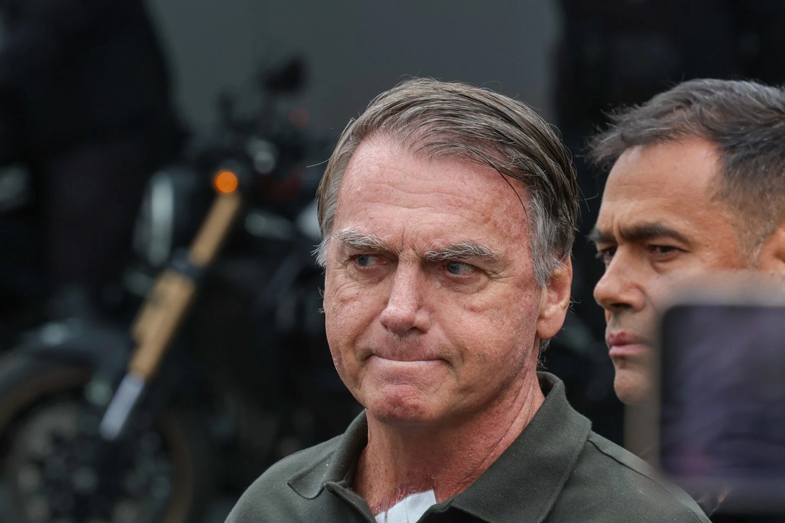 Bolsonaro se queixa de 'dor intermitente' no ombro e PGR não se opõe à cirurgia
