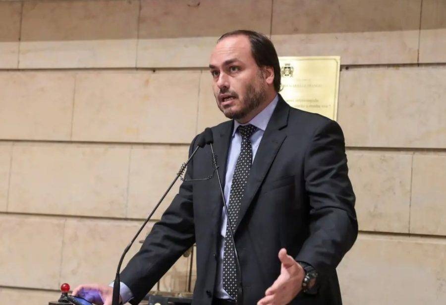 Carlos Bolsonaro reage a Nikolas Ferreira e fala em “oportunistas” após novo atrito na direita