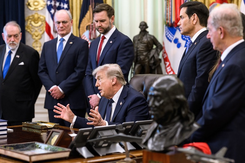 Trump sob ataque: presidente reage e diz que risco “faz parte do trabalho”
