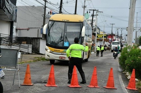 Caern realiza intervenções na avenida João Medeiros Filho e deixa trânsito lento