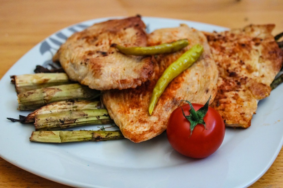 Por que você deve colocar vinagre na frigideira ao fritar frango