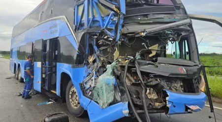 VÍDEO: Ônibus que saiu de Natal bate em caminhão, deixa feridos e interdita rodovia no CE