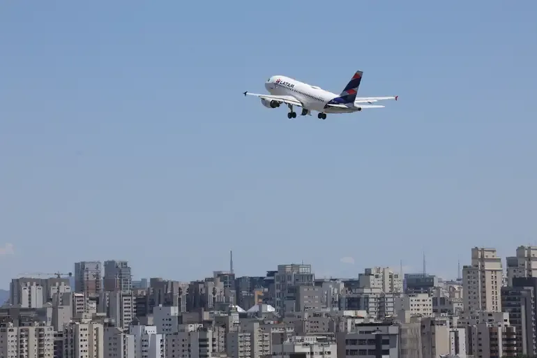 Petrobras aumenta preço do querosene de aviação em 18% a partir desta sexta-feira