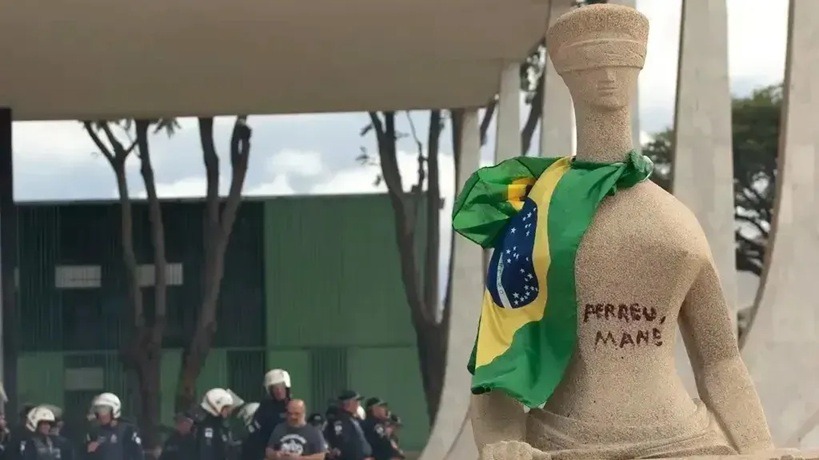 Defesa de “Débora do Batom” pede redução de pena após derrubada de veto da dosimetria