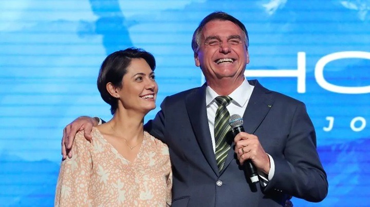 Michelle comenta sobre estado de saúde de Bolsonaro após cirurgia: 'conseguiu tomar sopa'